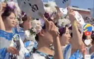 爱游戏体育-震惊！齐鲁超济南赛区“夏雨荷方阵”走红，网友：立多尔衮雕像吧