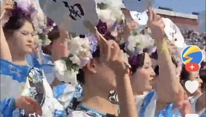 爱游戏体育-震惊！齐鲁超济南赛区“夏雨荷方阵”走红，网友：立多尔衮雕像吧